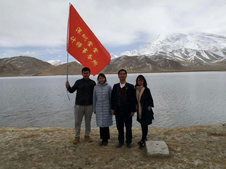 深圳堂堂会计师事务所党员在新疆卡湖和冰川团建