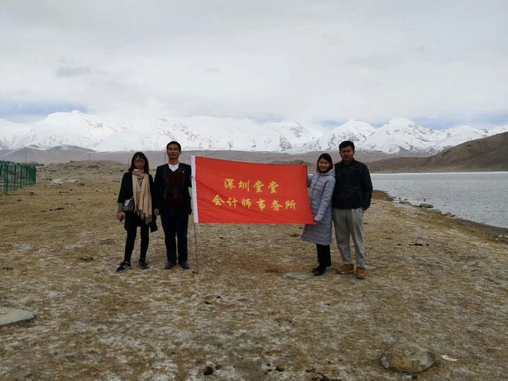 深圳堂堂会计师事务所党员在新疆卡湖和冰川团建